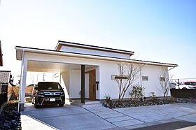 丸和建設株式会社の施工事例「【鹿児島県 平屋】37.57坪 ルーバー天井とアイランドキッチンがある家」の画像1