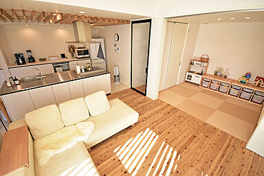 丸和建設株式会社の施工事例「【鹿児島県 平屋】37.57坪 ルーバー天井とアイランドキッチンがある家」の画像2