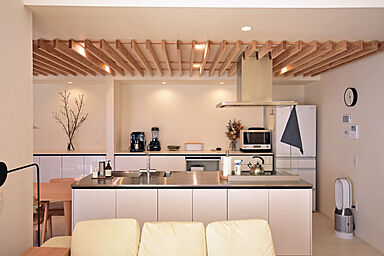 丸和建設株式会社の施工事例「【鹿児島県 平屋】37.57坪 ルーバー天井とアイランドキッチンがある家」の画像4