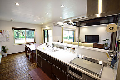 丸和建設株式会社の施工事例「【鹿屋市 平屋】33.31坪 タイルデッキと車・バイク用ガレージがある家」の画像2