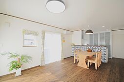 草処建設株式会社の施工事例「【姶良市 平屋】25.74坪 漆喰の白壁と黒の床材のコントラストが映える家」の画像