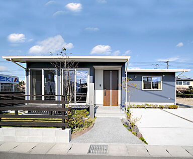 丸和建設株式会社の施工事例「【姶良市 平屋】25.74坪 漆喰の白壁と黒の床材のコントラストが映える家」の画像1