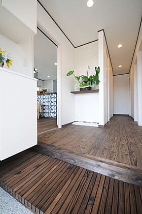 丸和建設株式会社の施工事例「【姶良市 平屋】25.74坪 漆喰の白壁と黒の床材のコントラストが映える家」の画像2
