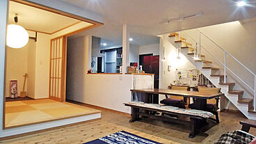 丸和建設株式会社の施工事例「【霧島市 2階建て】37.13坪 多様な漆喰塗とバルコニーがある家」の画像