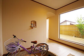 丸和建設株式会社の施工事例「【鹿児島市 2階建て】41.9坪 素朴でアンティークな風合いの家」の画像2