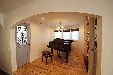 丸和建設株式会社の施工事例「【出水郡 平屋】26.42坪 おしゃれな南欧風外観、ピアノルームがある家」の画像3