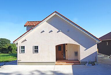 丸和建設株式会社の施工事例「【出水郡 平屋】26.42坪 おしゃれな南欧風外観、ピアノルルームがある家」の画像5