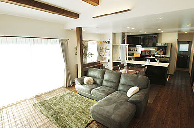 木の家スタイルのリビング 丸和建設株式会社の事例画像