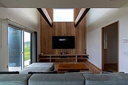 丸和建設株式会社の施工事例「【鹿児島市 2階建て】37.93坪(125.39㎡)天然木の梁が美しい吹抜の家」の画像