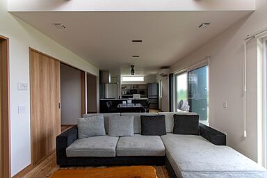 丸和建設株式会社の施工事例「【鹿児島市 2階建て】37.93坪(125.39㎡)天然木の梁が美しい吹抜の家」の画像1