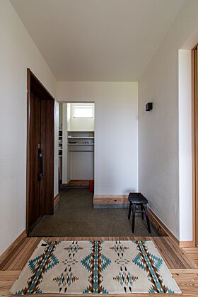 丸和建設株式会社の施工事例「【鹿児島市 2階建て】37.93坪(125.39㎡)天然木の梁が美しい吹抜の家」の画像2