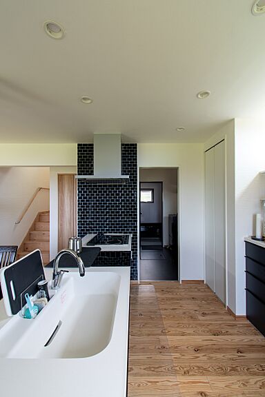 丸和建設株式会社の施工事例「【鹿児島市 2階建て】37.93坪(125.39㎡)天然木の梁が美しい吹抜の家」の画像3