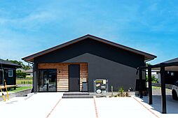 丸和建設株式会社の施工事例「【鹿屋市 平屋】33.19坪(109.73㎡)黒い塗り壁が映えるシックな平屋」の画像