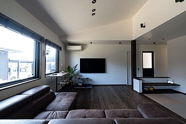 丸和建設株式会社の施工事例「【鹿屋市 平屋】33.19坪(109.73㎡)黒い塗り壁が映えるシックな平屋」の画像1