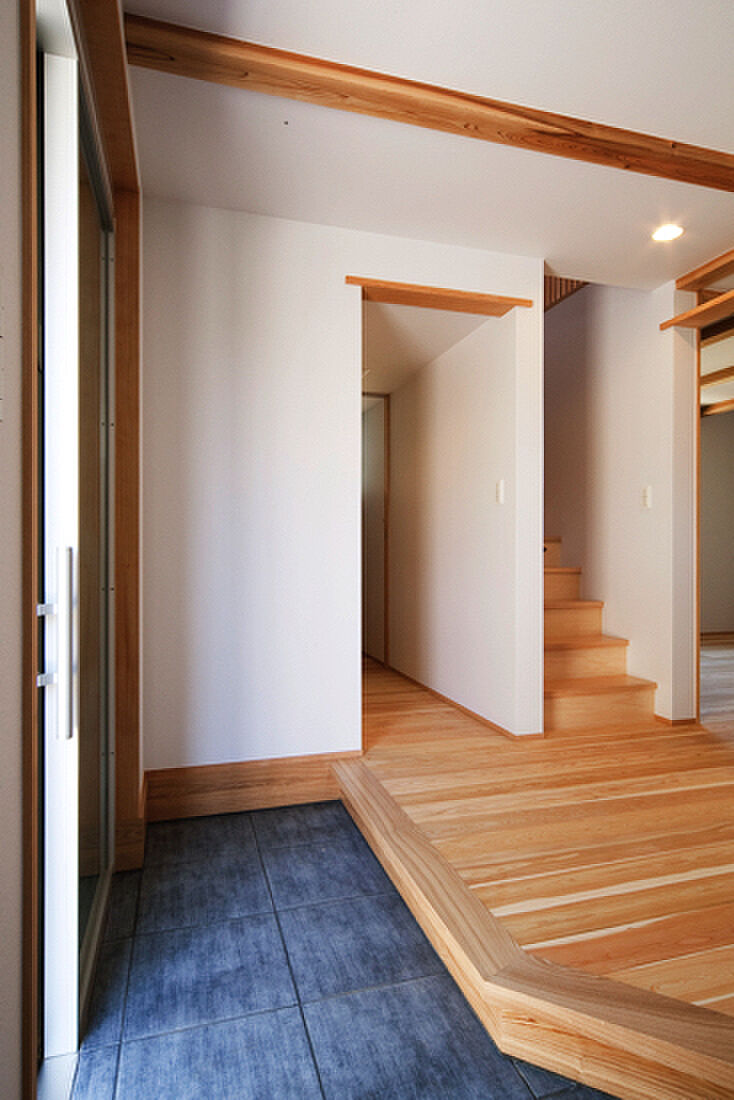 長寿命で省エネ・自然素材の木の家を丁寧におつくりする西東京市の工務店 岡庭建設株式会社の公式画像_玄関2