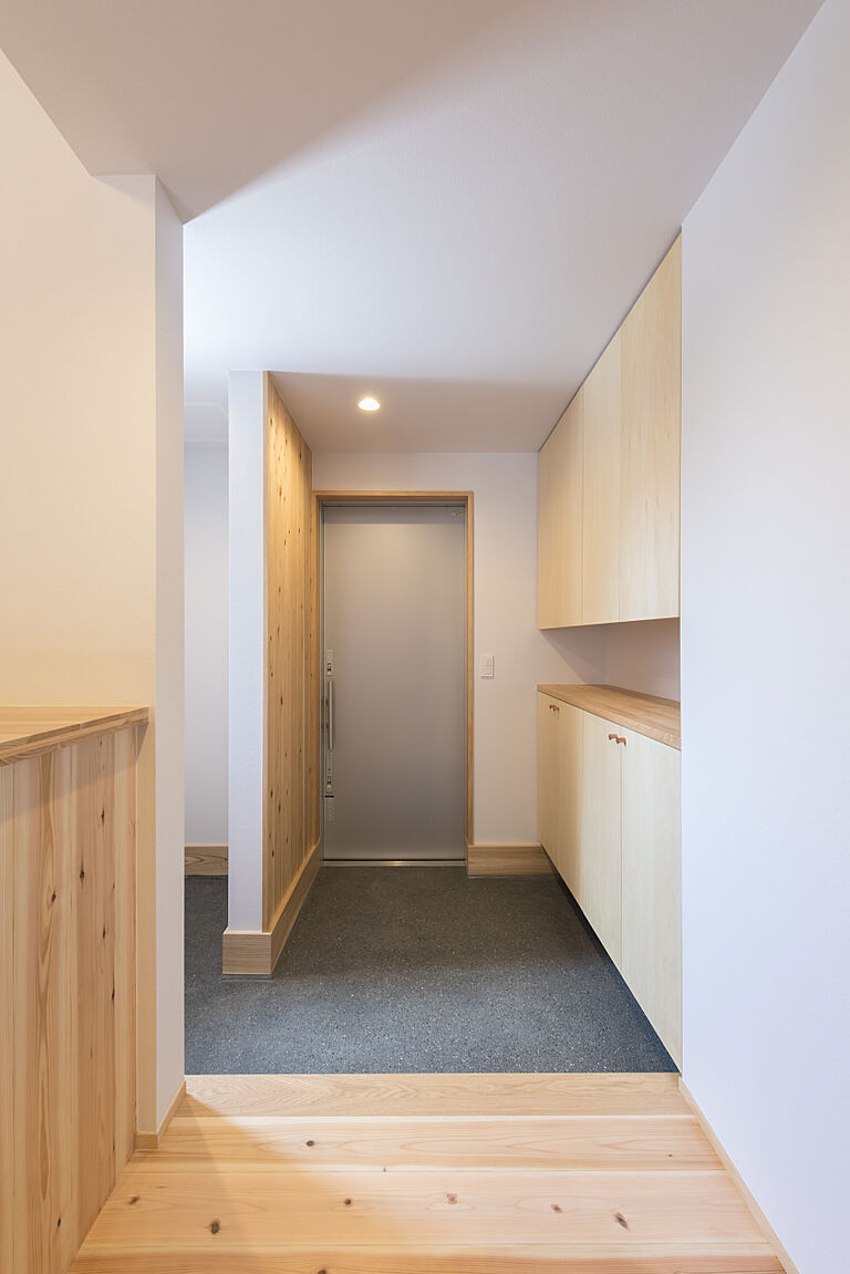 長寿命で省エネ・自然素材の木の家を丁寧におつくりする西東京市の工務店 岡庭建設株式会社の公式画像_玄関2