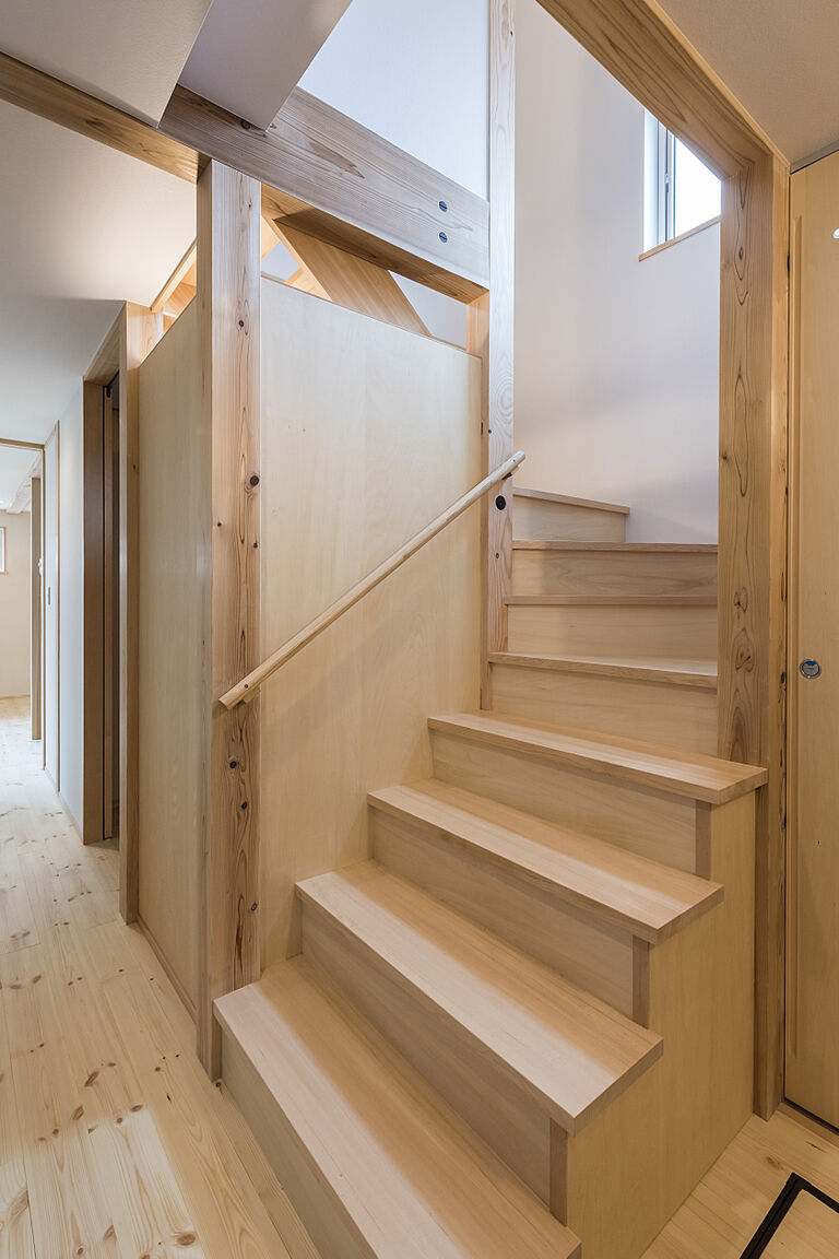 長寿命で省エネ・自然素材の木の家を丁寧におつくりする西東京市の工務店 岡庭建設株式会社の公式画像_階段6