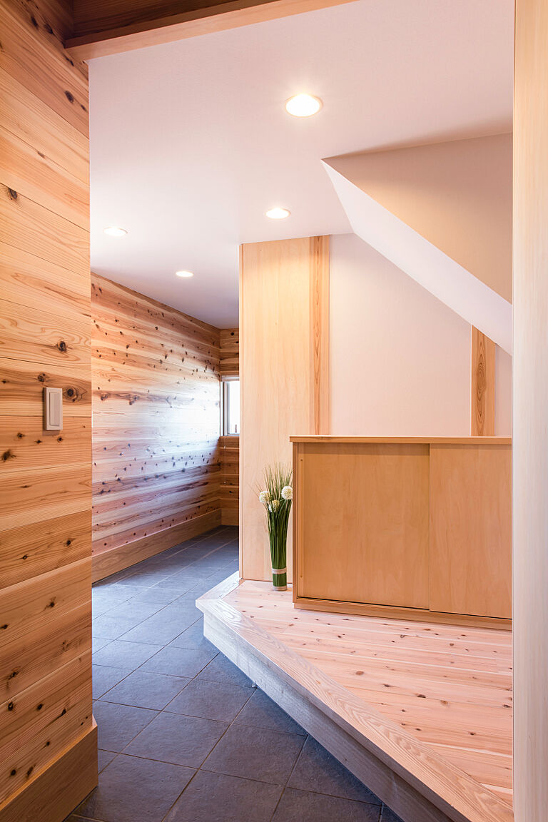 長寿命で省エネ・自然素材の木の家を丁寧におつくりする西東京市の工務店 岡庭建設株式会社の公式画像_玄関3