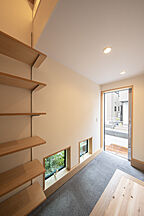 木の家スタイルの玄関 長寿命で省エネ・自然素材の木の家を丁寧におつくりする西東京市の工務店 岡庭建設株式会社の事例画像