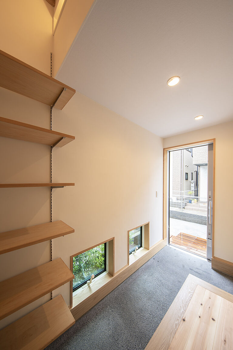 長寿命で省エネ・自然素材の木の家を丁寧におつくりする西東京市の工務店 岡庭建設株式会社の公式画像_玄関3