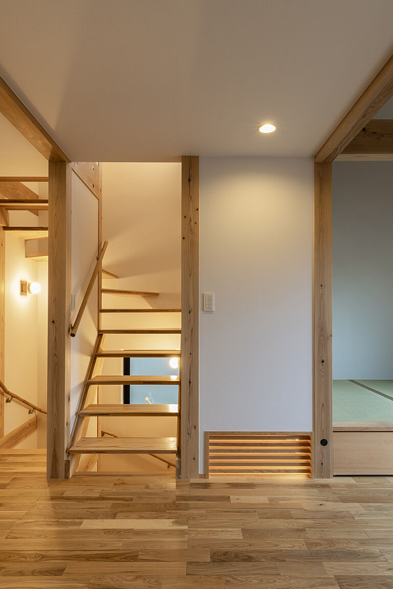 長寿命で省エネ・自然素材の木の家を丁寧におつくりする西東京市の工務店 岡庭建設株式会社の公式画像_階段5