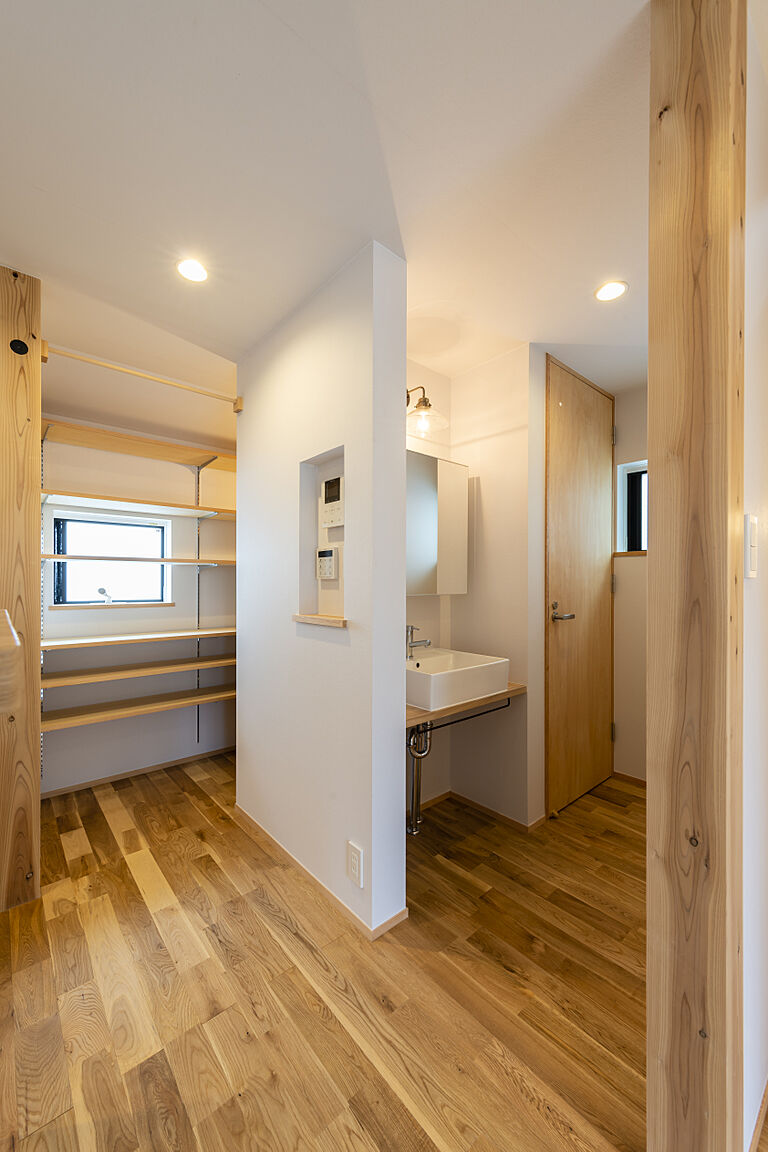 長寿命で省エネ・自然素材の木の家を丁寧におつくりする西東京市の工務店 岡庭建設株式会社の公式画像_洗面7