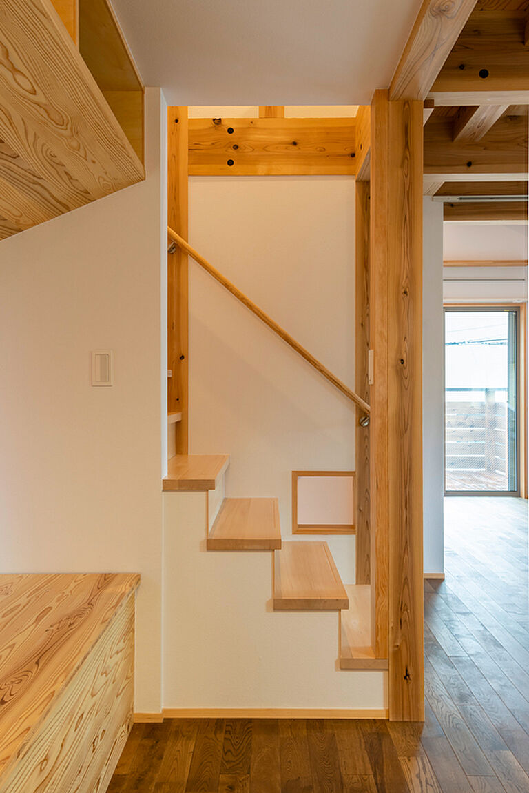 長寿命で省エネ・自然素材の木の家を丁寧におつくりする西東京市の工務店 岡庭建設株式会社の公式画像_階段6