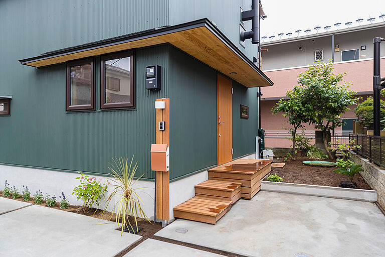 長寿命で省エネ・自然素材の木の家を丁寧におつくりする西東京市の工務店 岡庭建設株式会社の公式画像_玄関2