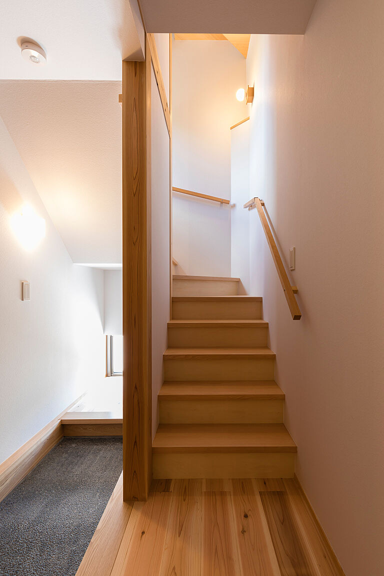 長寿命で省エネ・自然素材の木の家を丁寧におつくりする西東京市の工務店 岡庭建設株式会社の公式画像_玄関5