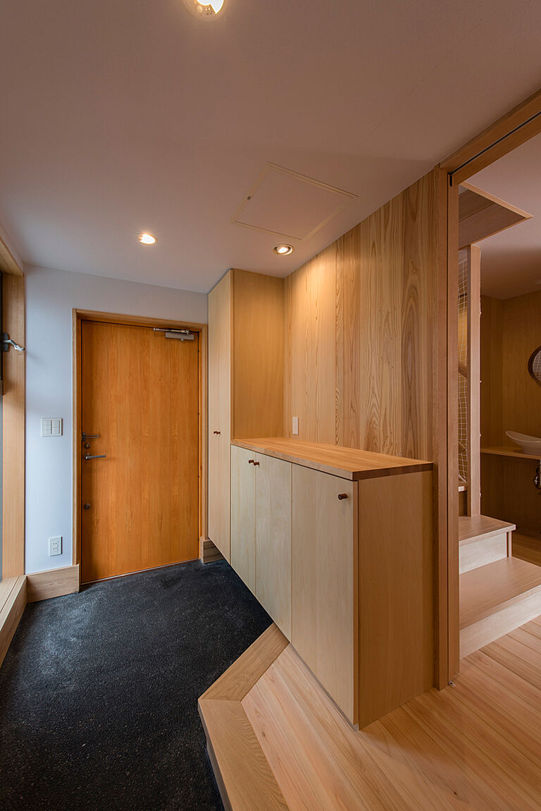 長寿命で省エネ・自然素材の木の家を丁寧におつくりする西東京市の工務店 岡庭建設株式会社の公式画像_玄関3