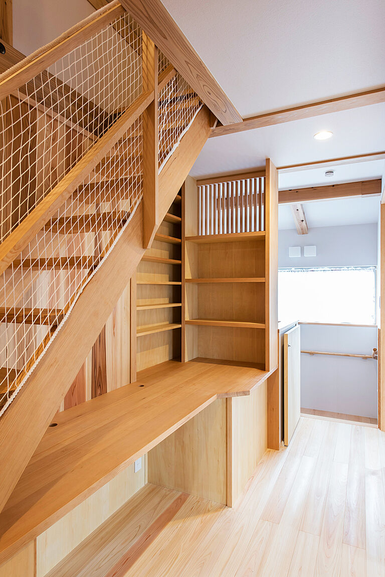 長寿命で省エネ・自然素材の木の家を丁寧におつくりする西東京市の工務店 岡庭建設株式会社の公式画像_階段7