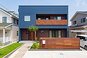 株式会社 君津住宅の施工事例「ミッドナイトブルーとブラウンのツートンが美しいモダンな家」のメイン画像