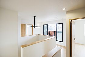 株式会社 君津住宅の施工事例「ミッドナイトブルーとブラウンのツートンが美しいモダンな家」の画像5