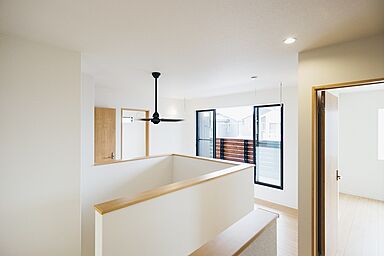 株式会社 君津住宅の施工事例「ミッドナイトブルーとブラウンのツートンが美しいモダンな家」の画像5