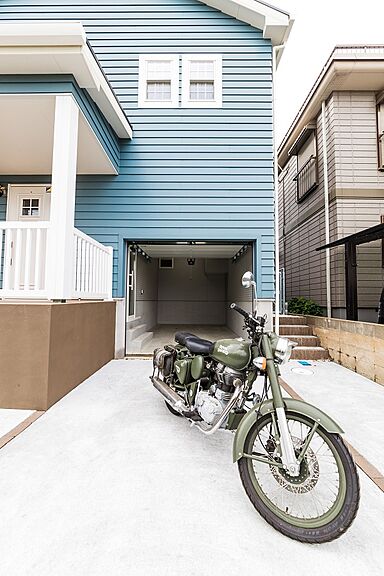 株式会社 君津住宅の施工事例「大人かわいいアメリカンスタイル&ビルトインガレージのある住まい」の画像1