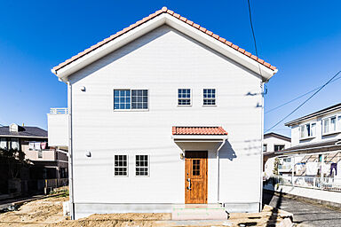 株式会社 君津住宅の施工事例「木の温もりを大切にした可愛い南欧風の住まい」の画像