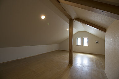 株式会社小池工務店の施工事例「木のぬくもりを感じる2階リビングのある家」の画像1