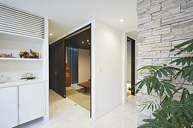 アキュラホーム(AQ Group)の施工事例「こだわりのインナーガレージ、薪ストーブを楽しむ平屋の住まい」の画像3