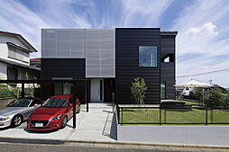 【AQレジデンス 新宿展示場】@新大久保駅徒歩圏内 外からの視線を遮り醸成された邸宅モデルハウスの施工事例「ゆとりの吹き抜けに光が満ちるすっきり暮らすデザインと動線」の画像