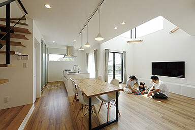 【アキュラホーム 明石展示場】@JR朝霧駅から徒歩8分 屋上バルコニー、オープン階段・吹き抜けの施工事例「ゆとりの吹き抜けに光が満ちるすっきり暮らすデザインと動線」の画像1