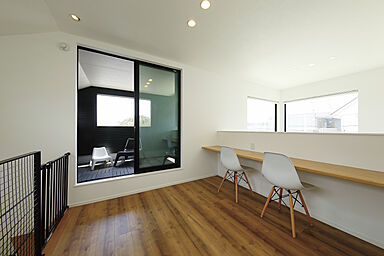 【アキュラホーム 明石展示場】@JR朝霧駅から徒歩8分 屋上バルコニー、オープン階段・吹き抜けの施工事例「ゆとりの吹き抜けに光が満ちるすっきり暮らすデザインと動線」の画像2