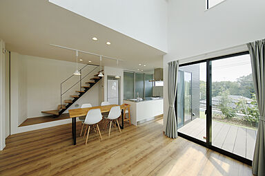 【アキュラホーム 明石展示場】@JR朝霧駅から徒歩8分 屋上バルコニー、オープン階段・吹き抜けの施工事例「ゆとりの吹き抜けに光が満ちるすっきり暮らすデザインと動線」の画像5