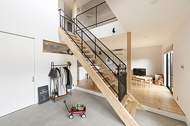 【AQURA HOME PLAZA仙台店】の施工事例「人が集う土間リビングを囲み木の香りに包まれて暮らす」の画像