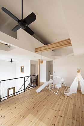 アキュラホーム 福岡支店の施工事例「人が集う土間リビングを囲み木の香りに包まれて暮らす」の画像1