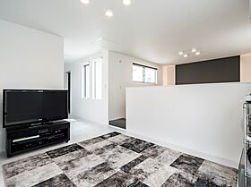 【AQURA HOME PLAZA仙台店】の施工事例「ホテルのような上質なくつろぎのなかで三世帯がのびやかに暮らす3階建て」の画像2