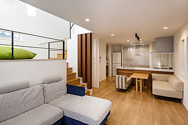 アキュラホーム(AQ Group)の施工事例「念願のガレージと薪ストーブ 家族が集う平屋の住まい」の画像