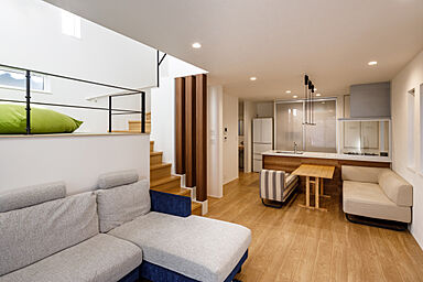 【AQURA HOME PLAZA仙台店】の施工事例「念願のガレージと薪ストーブ 家族が集う平屋の住まい」の画像