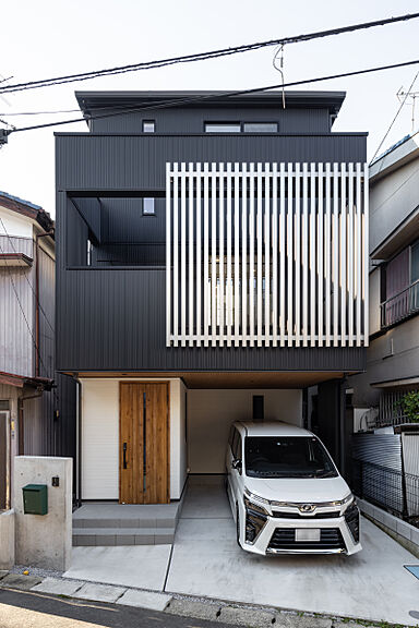 【アキュラホーム 春日部展示場】@ララガーデン春日部そば 土間・中庭のあるモデルハウスの施工事例「念願のガレージと薪ストーブ 家族が集う平屋の住まい」の画像2