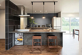 【AQURA HOME PLAZA仙台店】の施工事例「うつろう景色と共に心地よく暮らす、光と緑を感じるウッドデッキのある家」の画像1