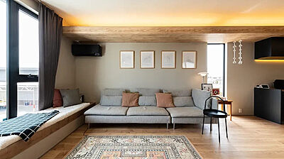 カフェスタイルのリビング 【アキュラホーム 水戸展示場】@水戸駅~車で15分 大開口・吹き抜けになった開放的なリビングの事例画像